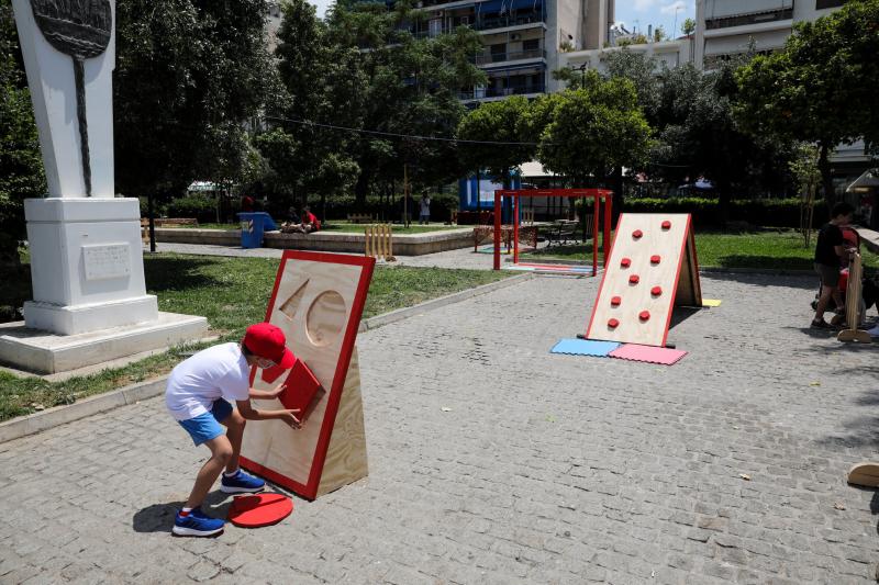 Παιδιά παίζουν