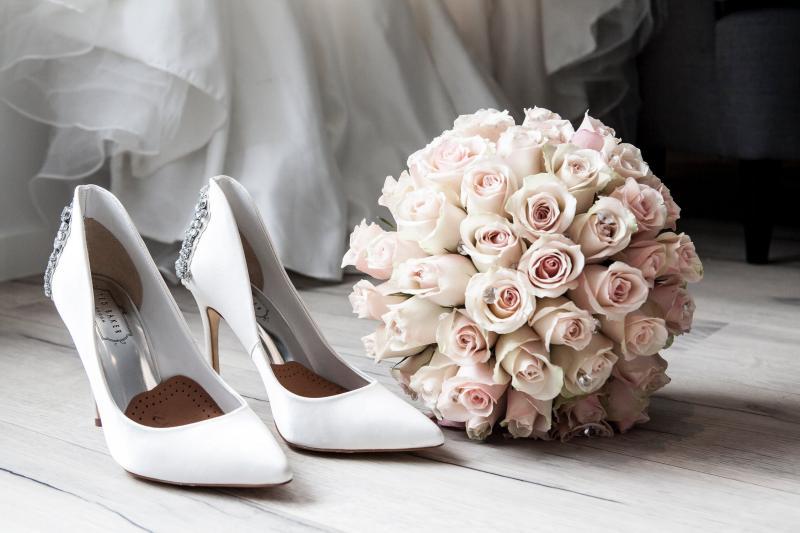 Παπούτσια και λουλούδια σε γάμο