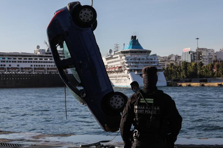 Πτώση αυτοκινήτου στο λιμάνι Πειραιά