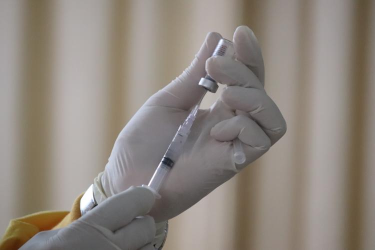 Πιθανές παρενέργειες του εμβολίου σε γυναίκα στη Ζαχάρω