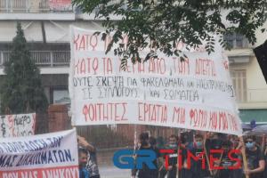 Υπό βροχή οι πορείες στη Θεσσαλονίκη