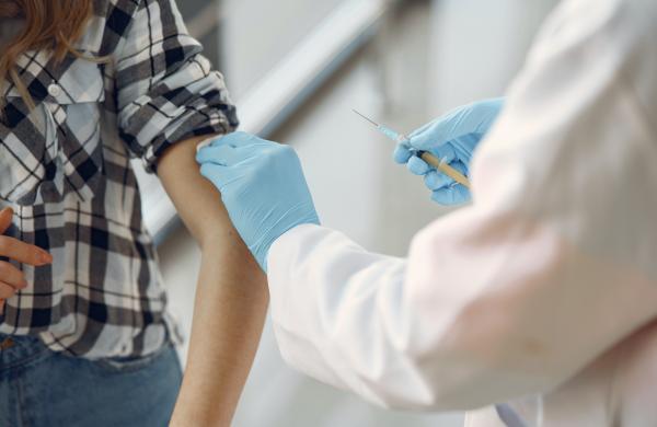 Πάνω από ένας στους δύο Ευρωπαίους έχει εμβολιαστεί, λέει η Κομισιόν 