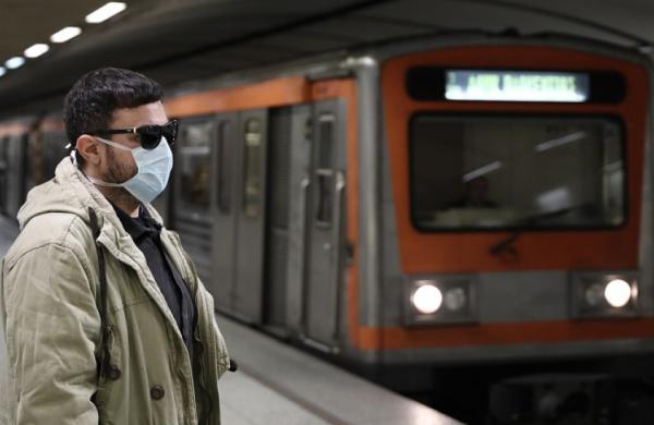 Άντρας με μάσκα στο μετρό