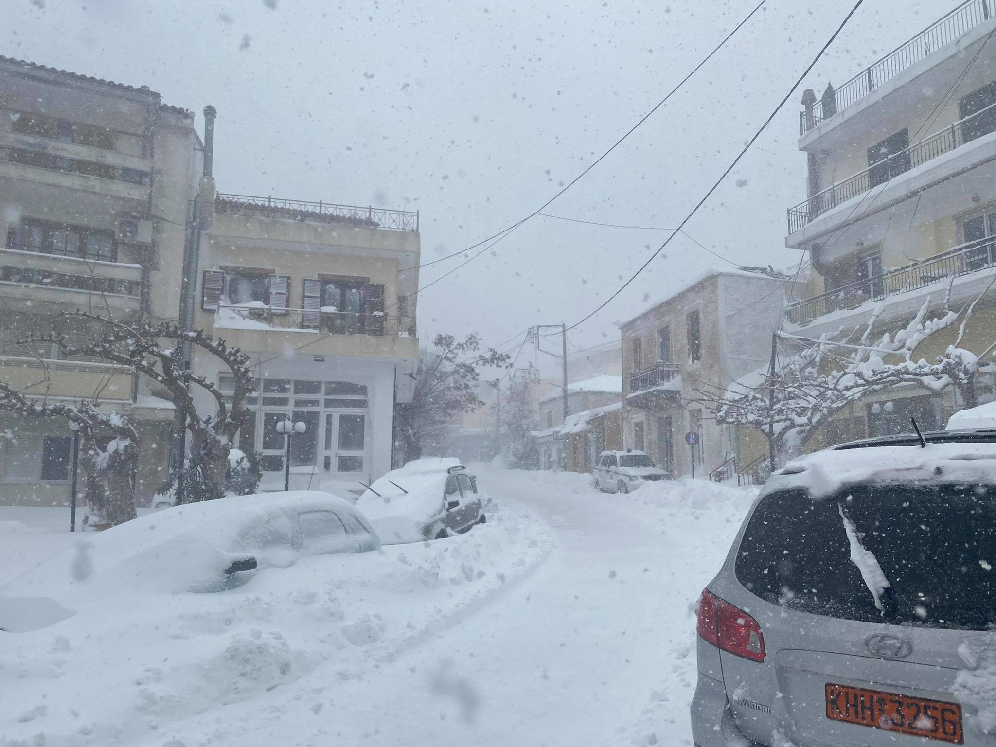 Αυτοκίνητο καλυμμένο με χιόνι