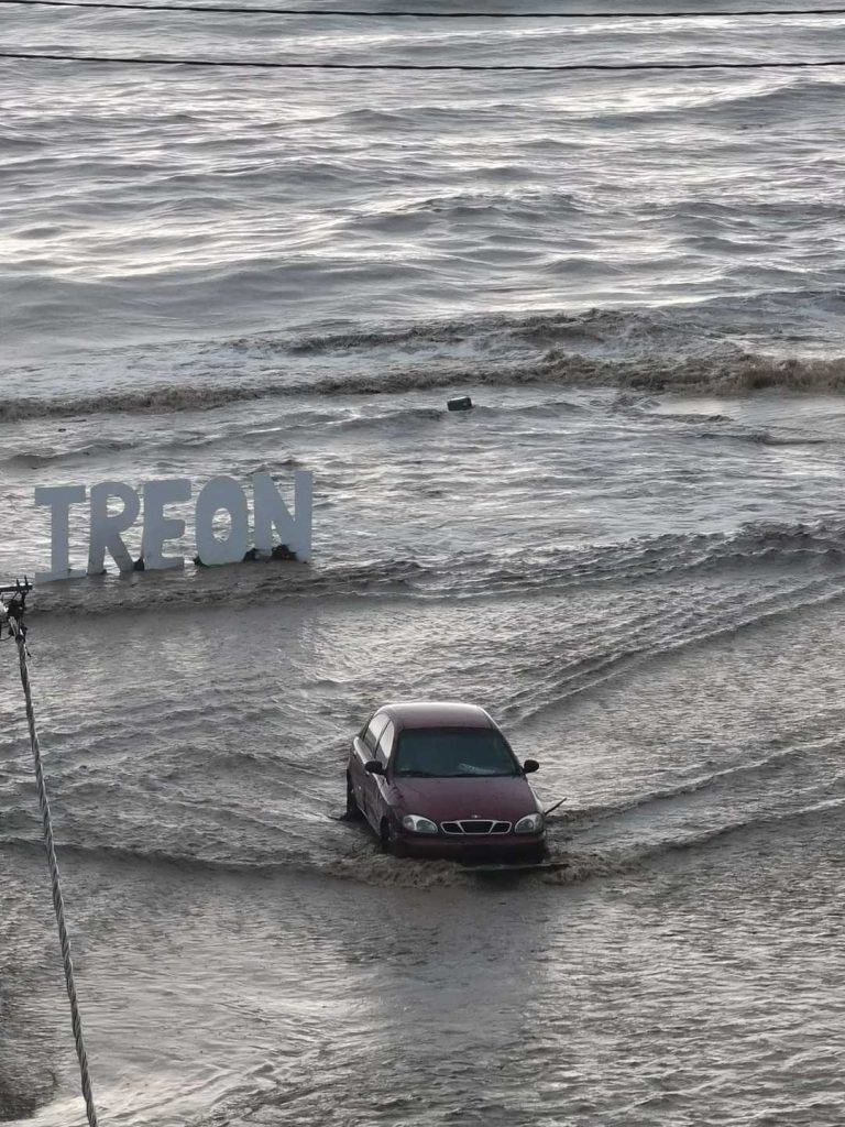 πλημμυρισμένοι δρόμοι στη Σάμο