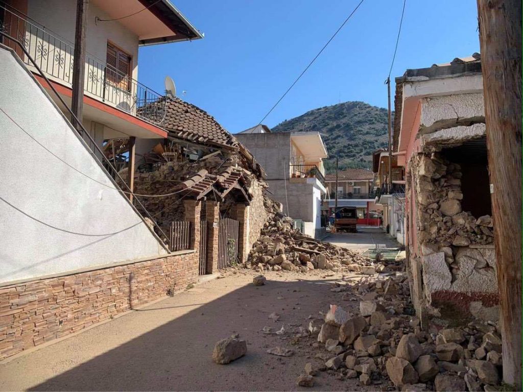 ερείπια από το σεισμό στο Δαμάσι